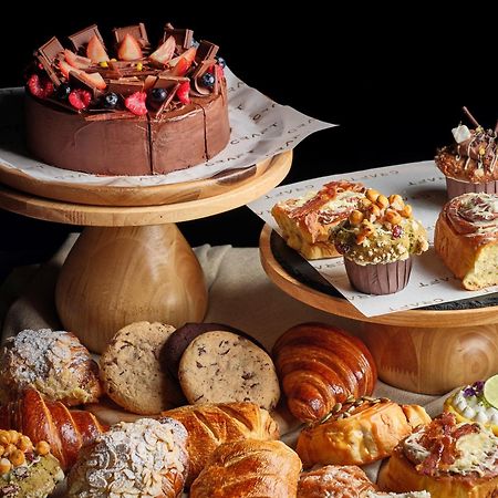 Отель Kimpton Maa-Lai Bangkok By Ihg Экстерьер фото A selection of pastries