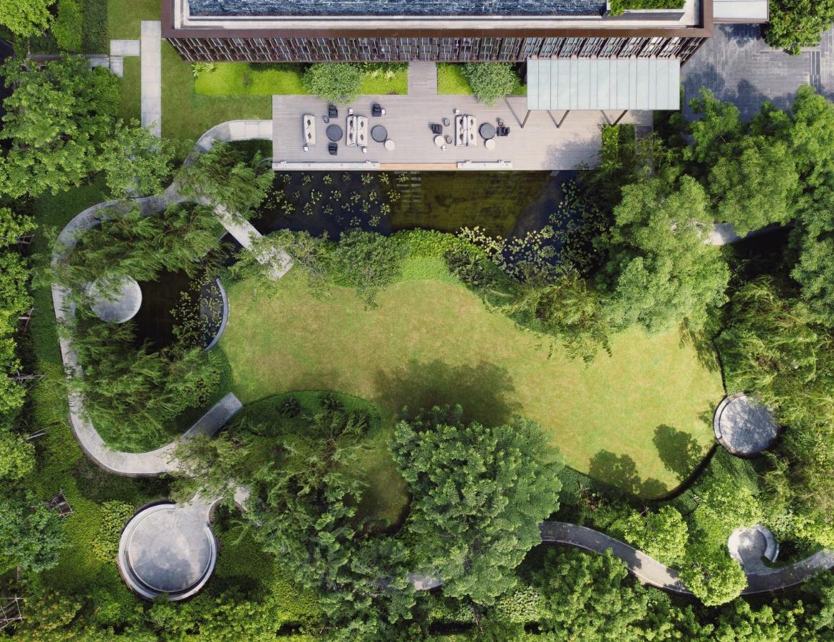 Отель Kimpton Maa-Lai Bangkok By Ihg Экстерьер фото Aerial view of the garden
