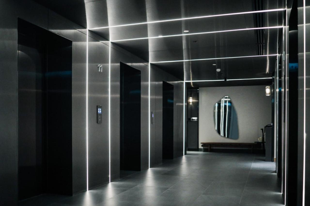 Отель Kimpton Maa-Lai Bangkok By Ihg Экстерьер фото The elevators