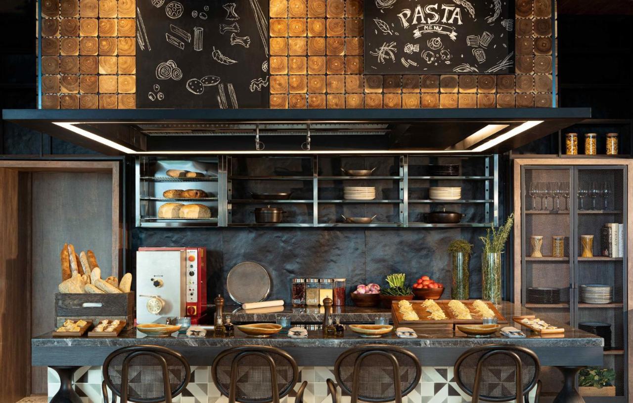 Отель Kimpton Maa-Lai Bangkok By Ihg Экстерьер фото The open kitchen at the restaurant