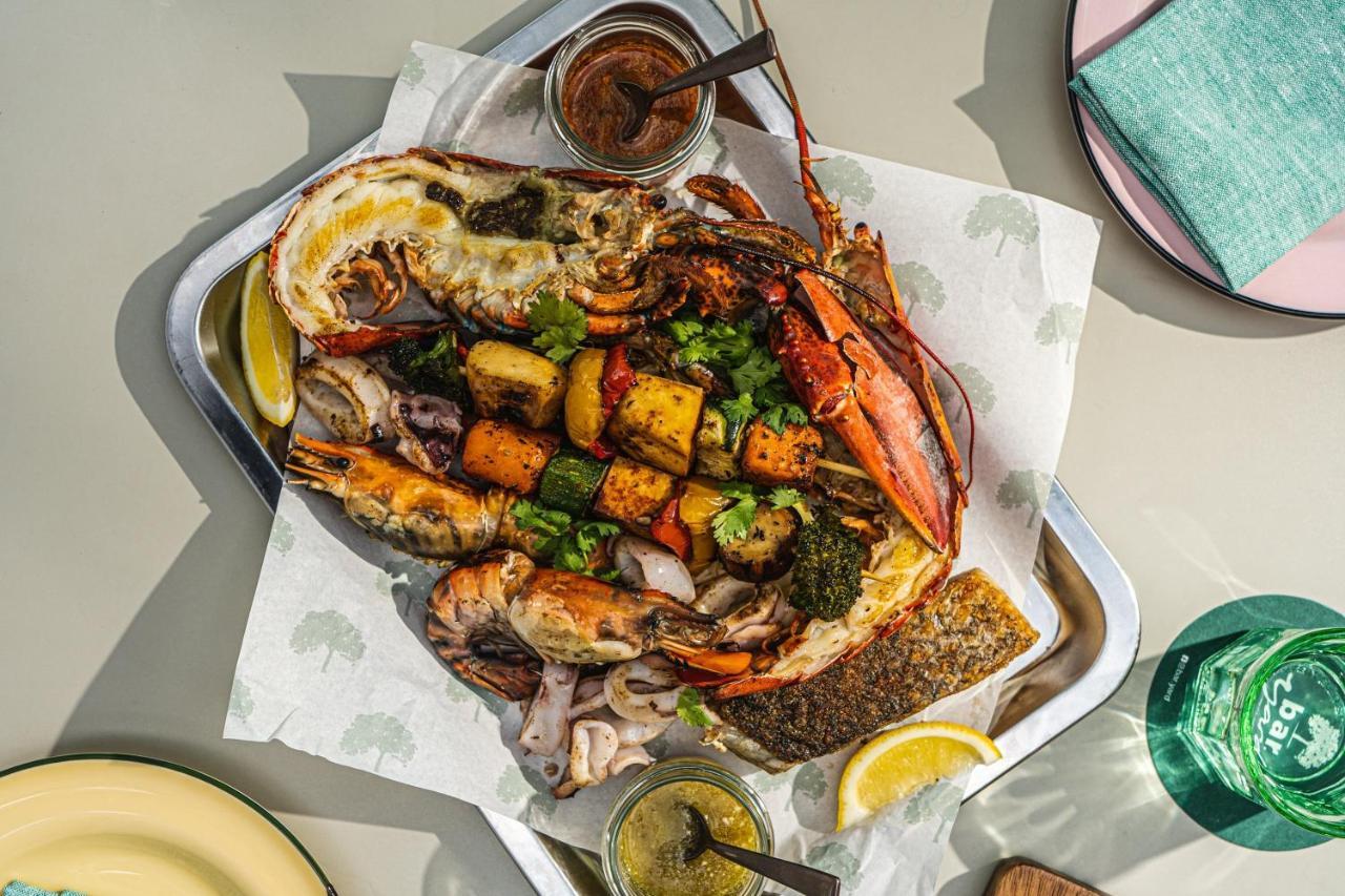 Отель Kimpton Maa-Lai Bangkok By Ihg Экстерьер фото A lobster and prawn platter