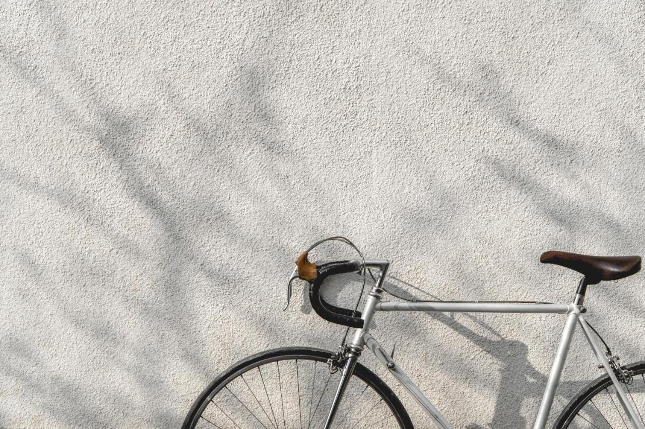 Отель Kimpton Maa-Lai Bangkok By Ihg Экстерьер фото A fixed gear bicycle