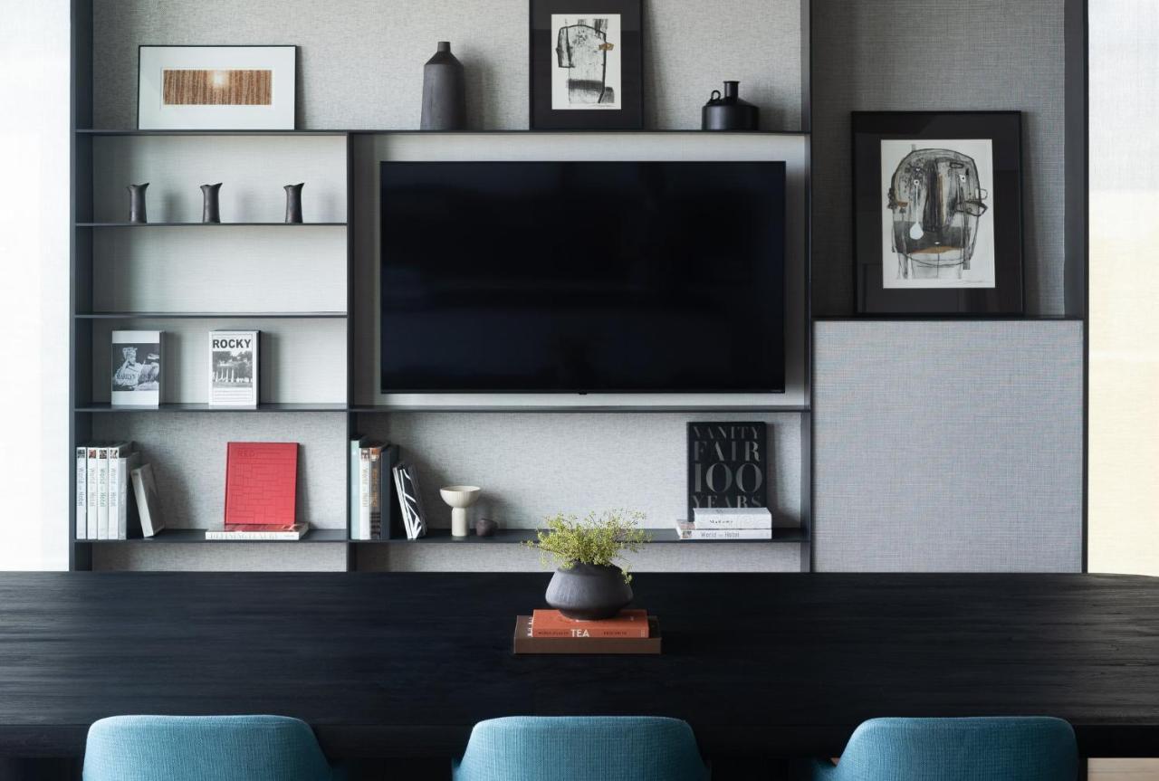 Отель Kimpton Maa-Lai Bangkok By Ihg Экстерьер фото A television set in a living room