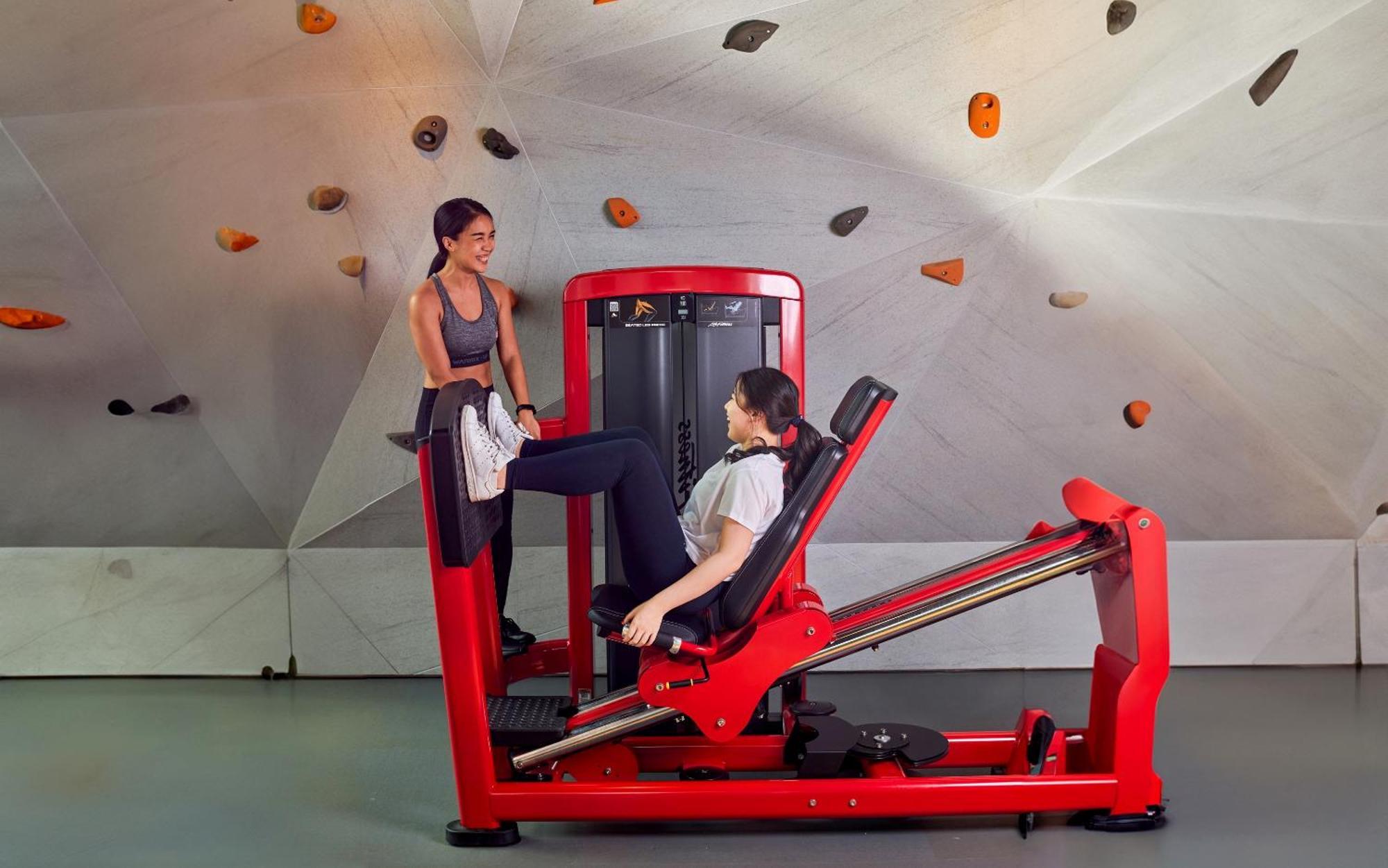 Отель Kimpton Maa-Lai Bangkok By Ihg Экстерьер фото Leg press machine