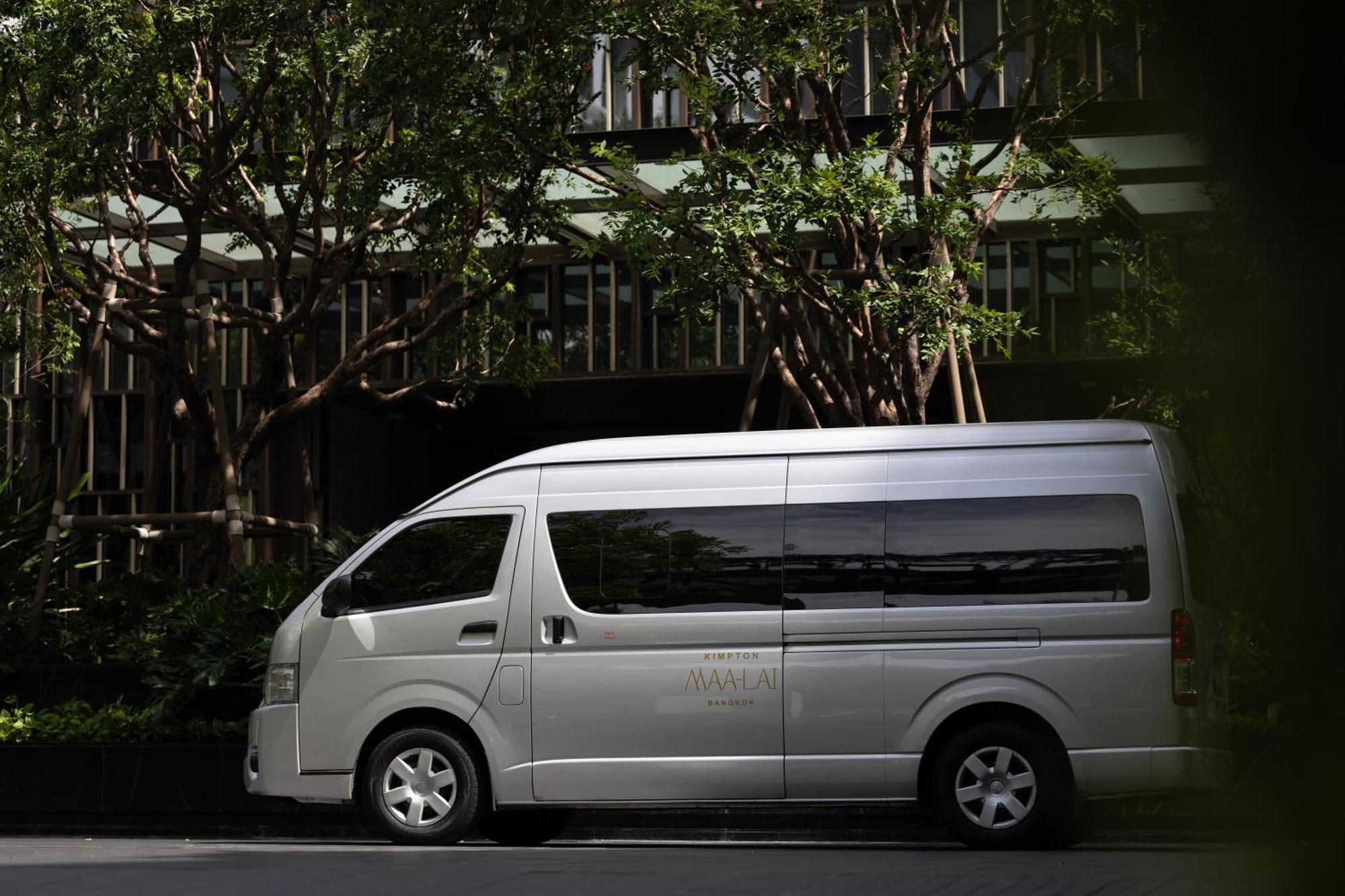 Отель Kimpton Maa-Lai Bangkok By Ihg Экстерьер фото Toyota HiAce